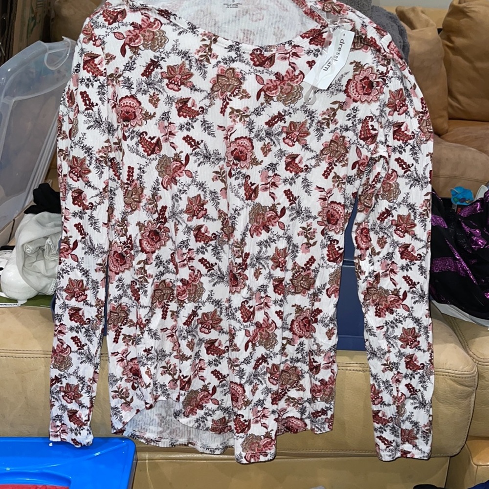 Cute open shoulder top. Brand new